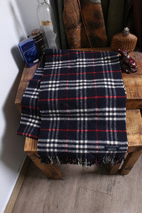 BURBERRY LONDON  ( 31cm x 192cm) made in ENGLAND LAMBS WOOL