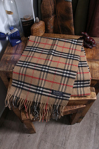 Burberrys&#039; (29cm x 154cm)   made in ENGLAND LAMBS WOOL